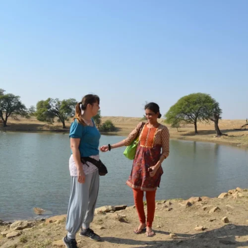 tourist-with-local-in-jaisalmer